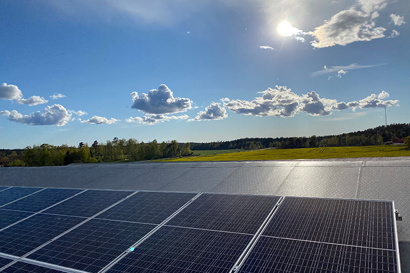 Solpaneler på tak i kvällsljus