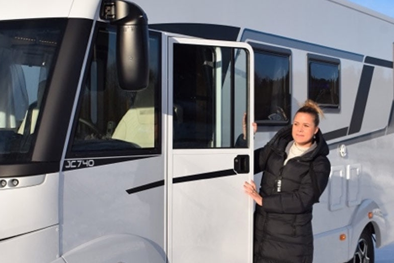 Itineo husbil med tjej