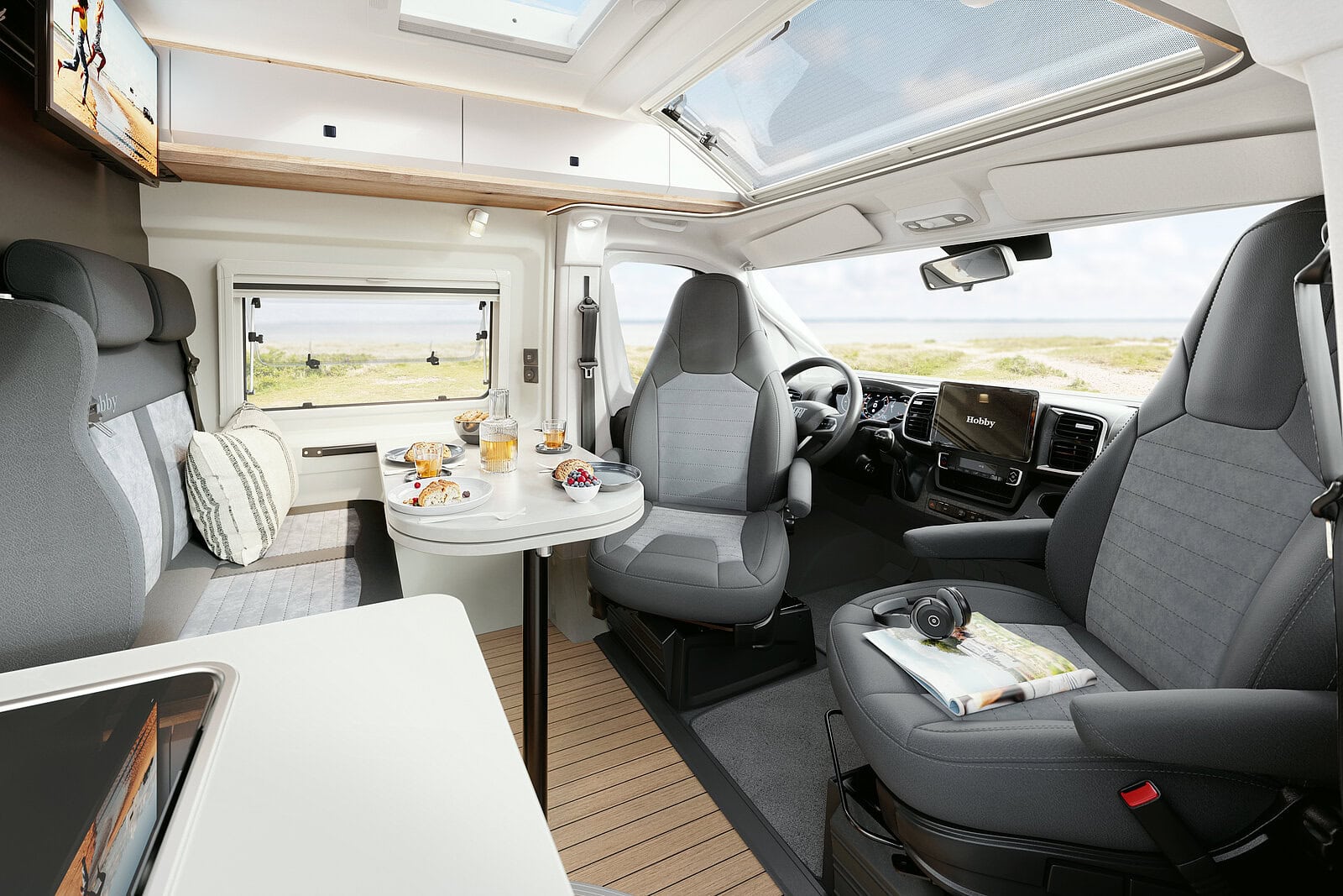 Fika på bordet i en campervan vy över strand