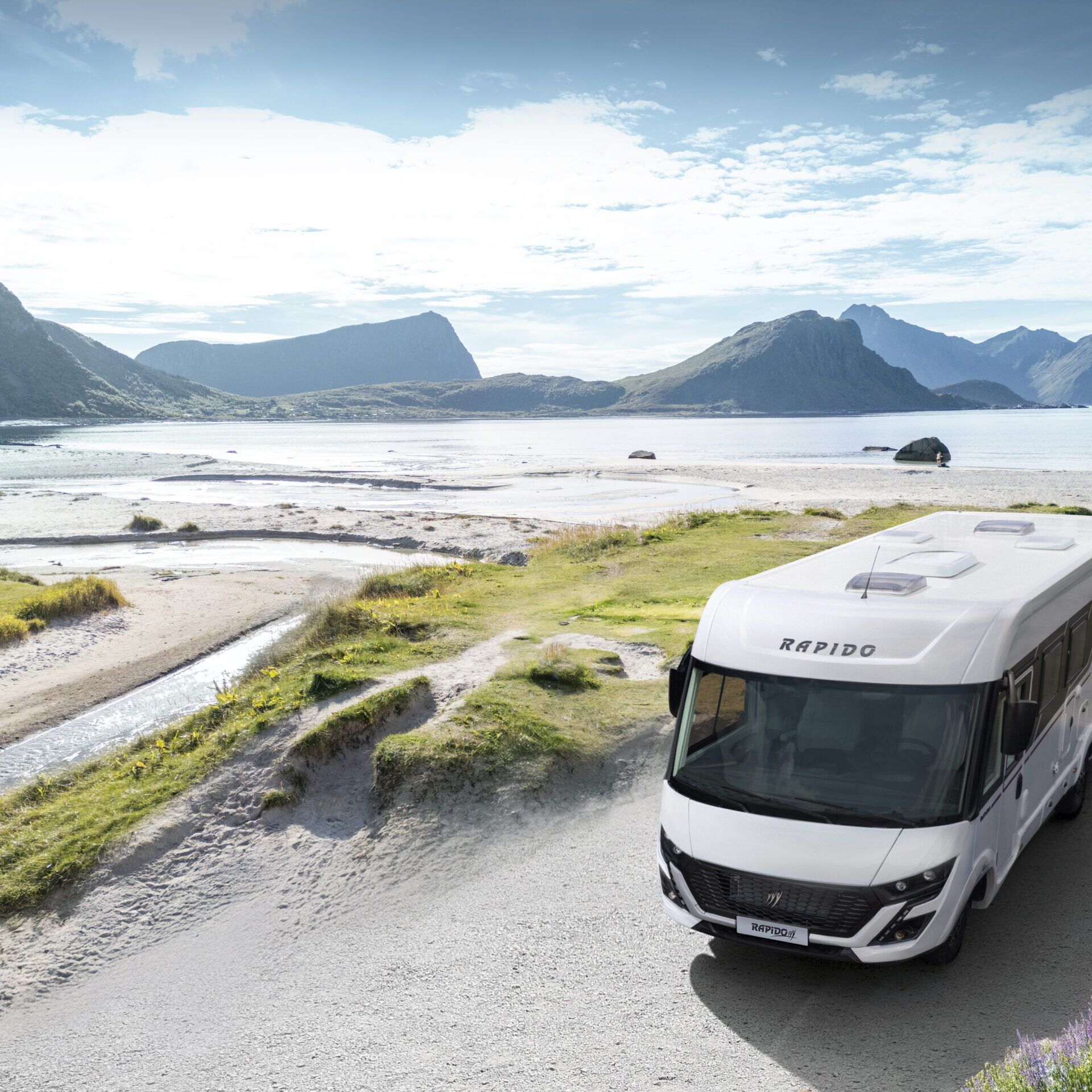 Helintegrerad husbil i strandmiljö Rapido serie 8