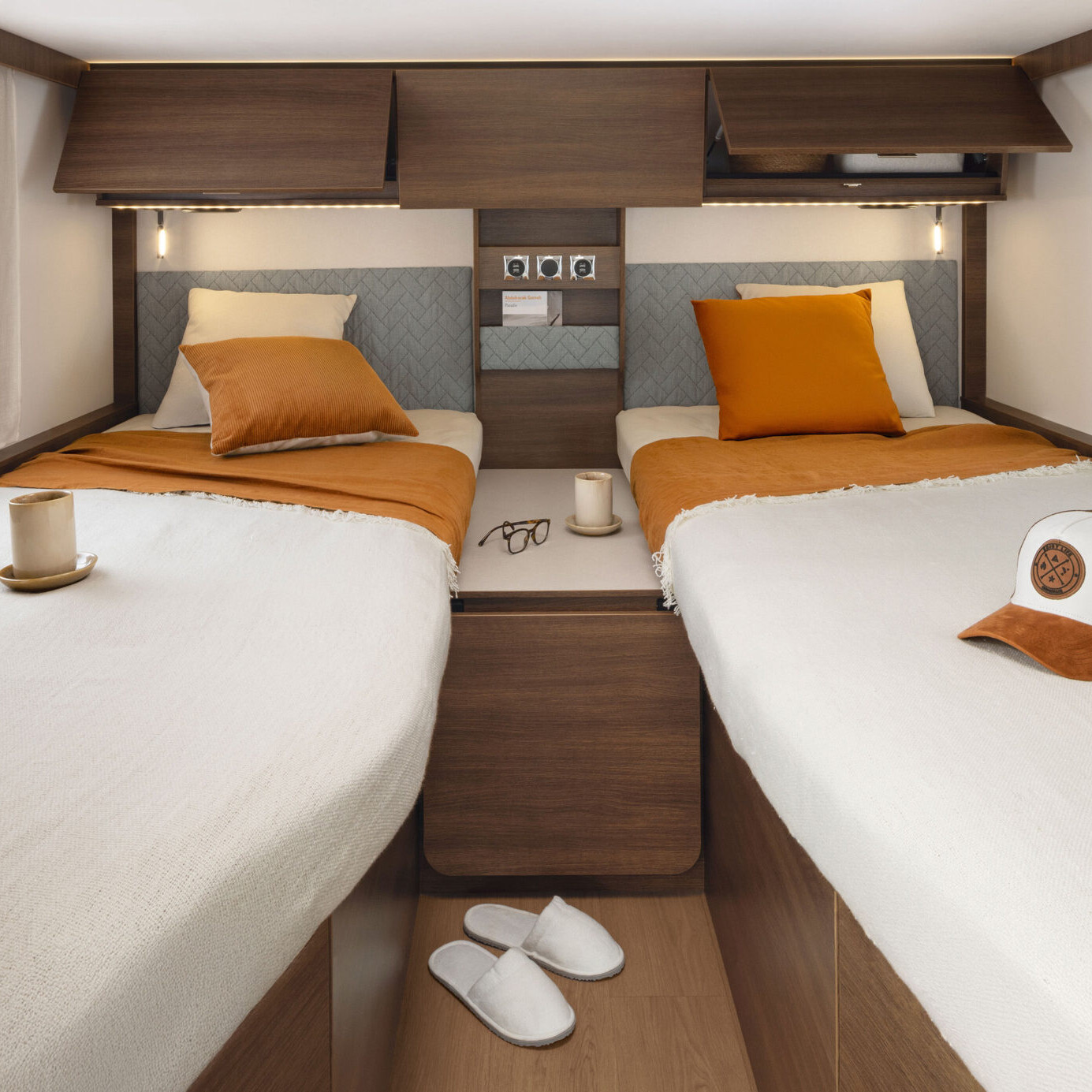 Långbäddar i husbil med uppfällda överskåp