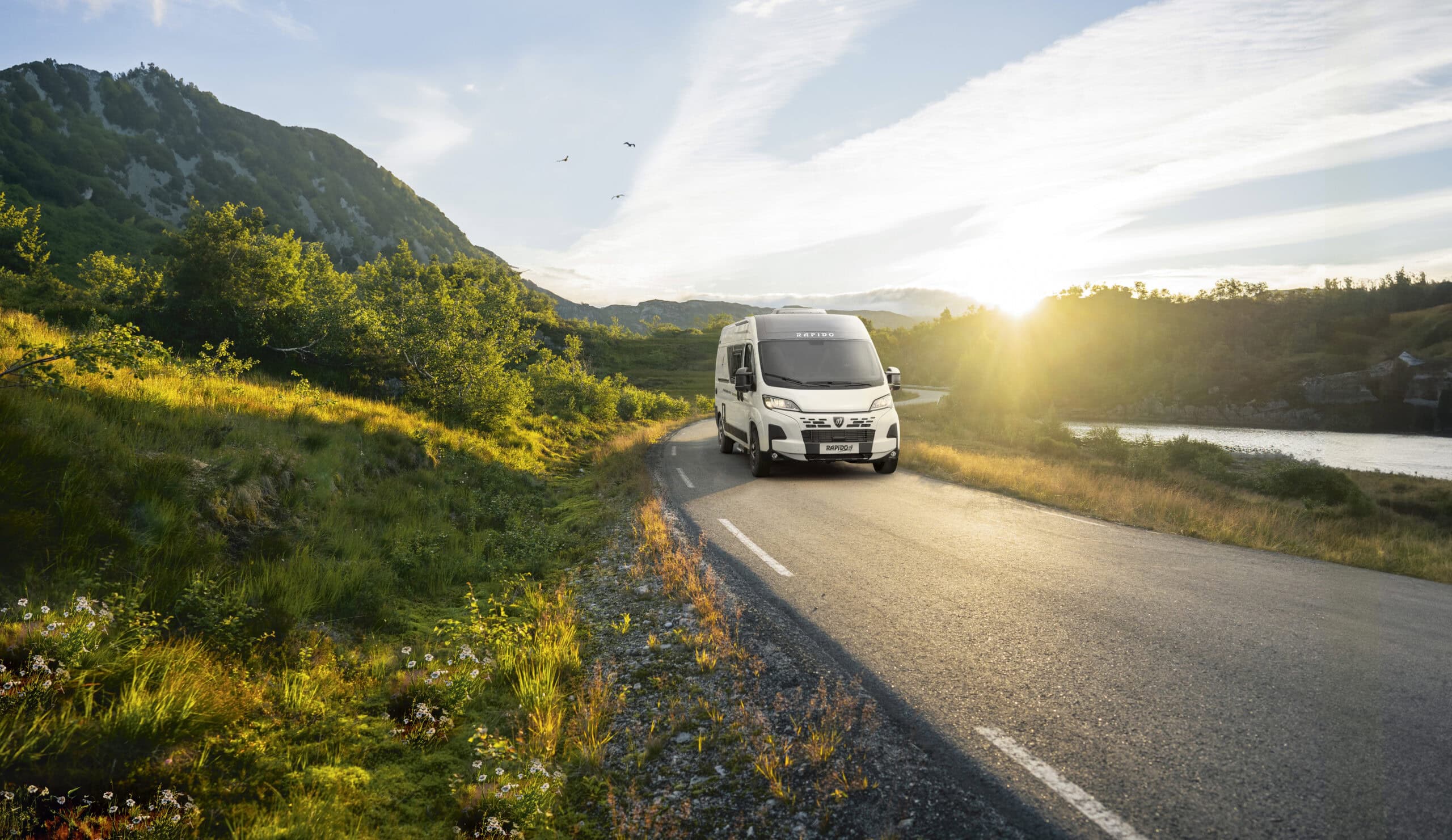 Camper van på väg i solnedgång i Norge, Rapido