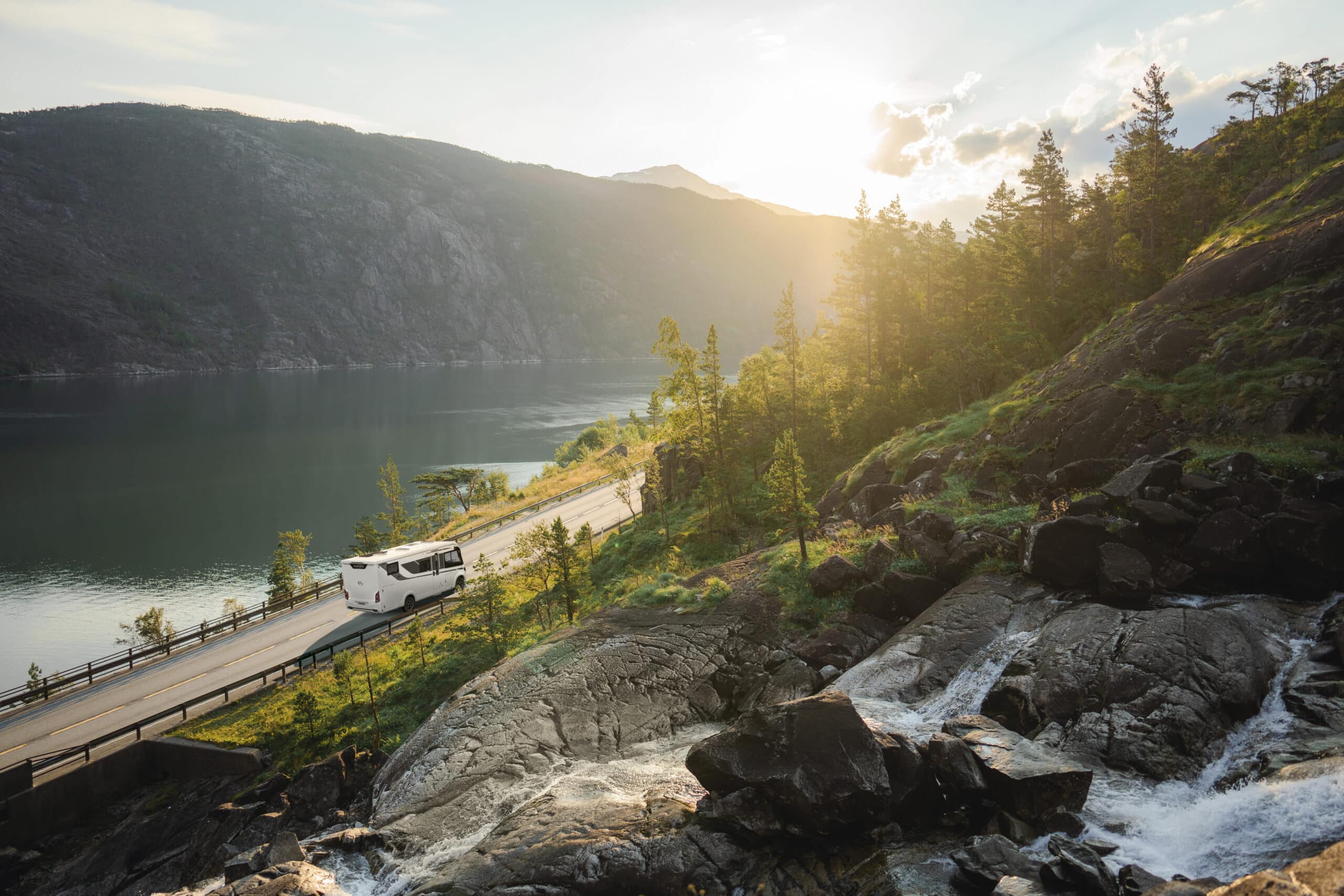 Miljöbild med husbil på väg nära Låtefossens vattenfall i Norge