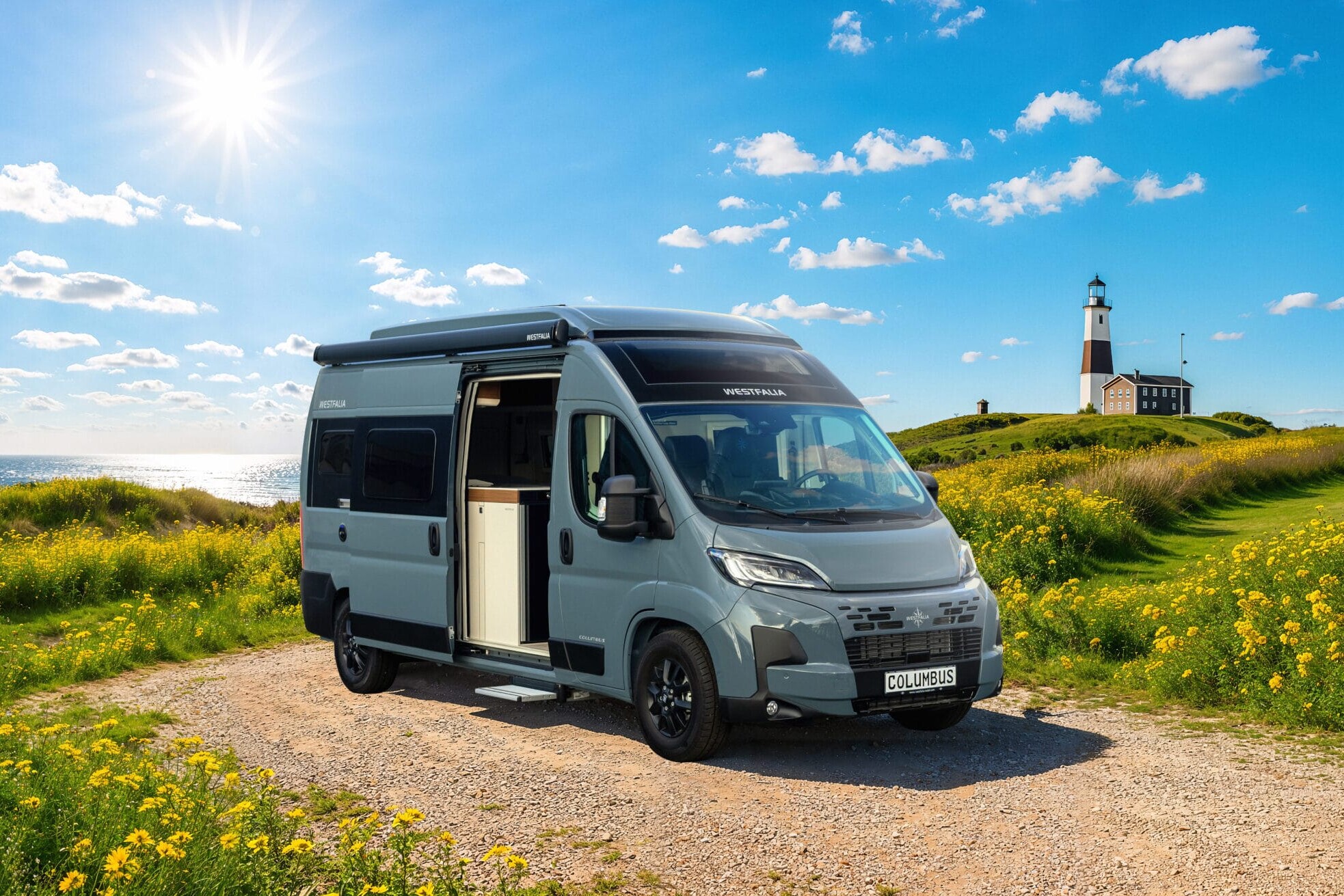 Utvändig bild på en campervan Columbus Westfalia 600E vid en fyr och sjö