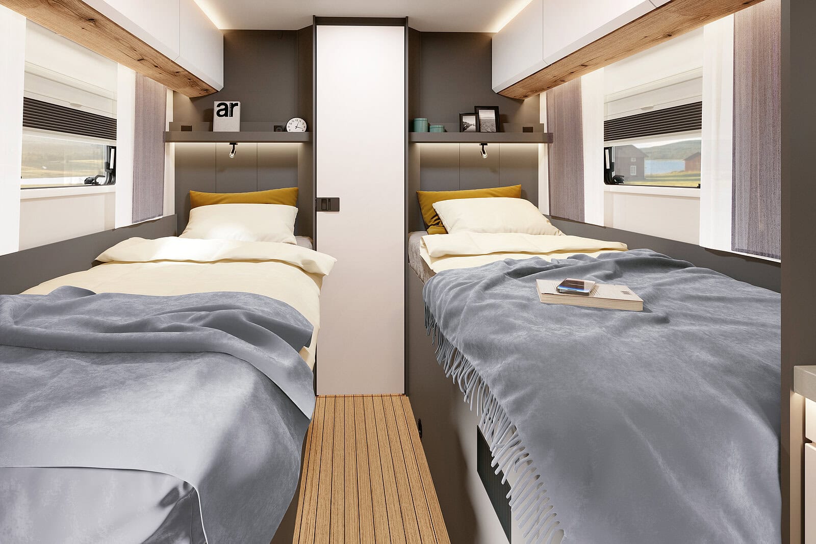 Mysiga långbäddar och toaletten bak i Hobby husbil i yacht stil