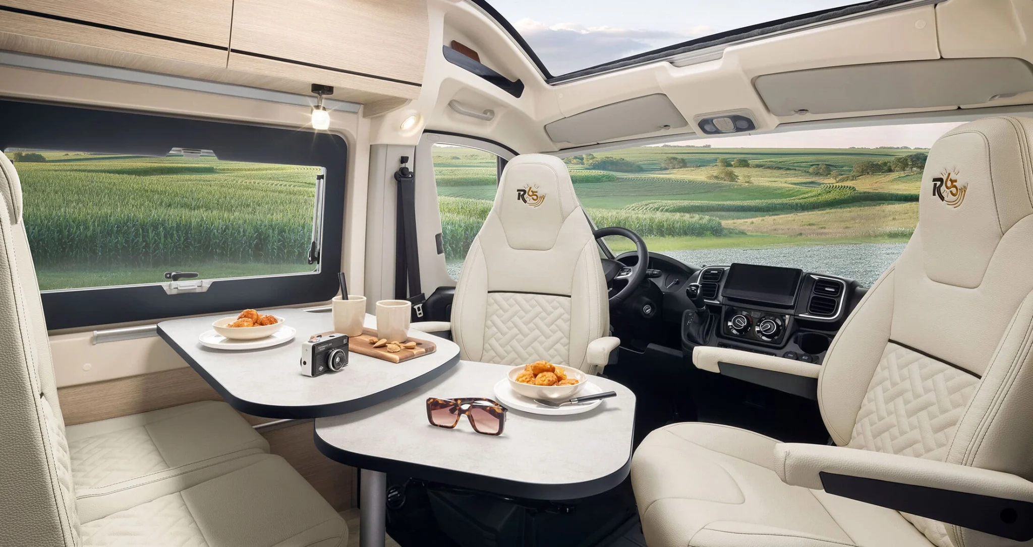Sittgrupp Rapido campervan med takfönster och ljusinsläpp