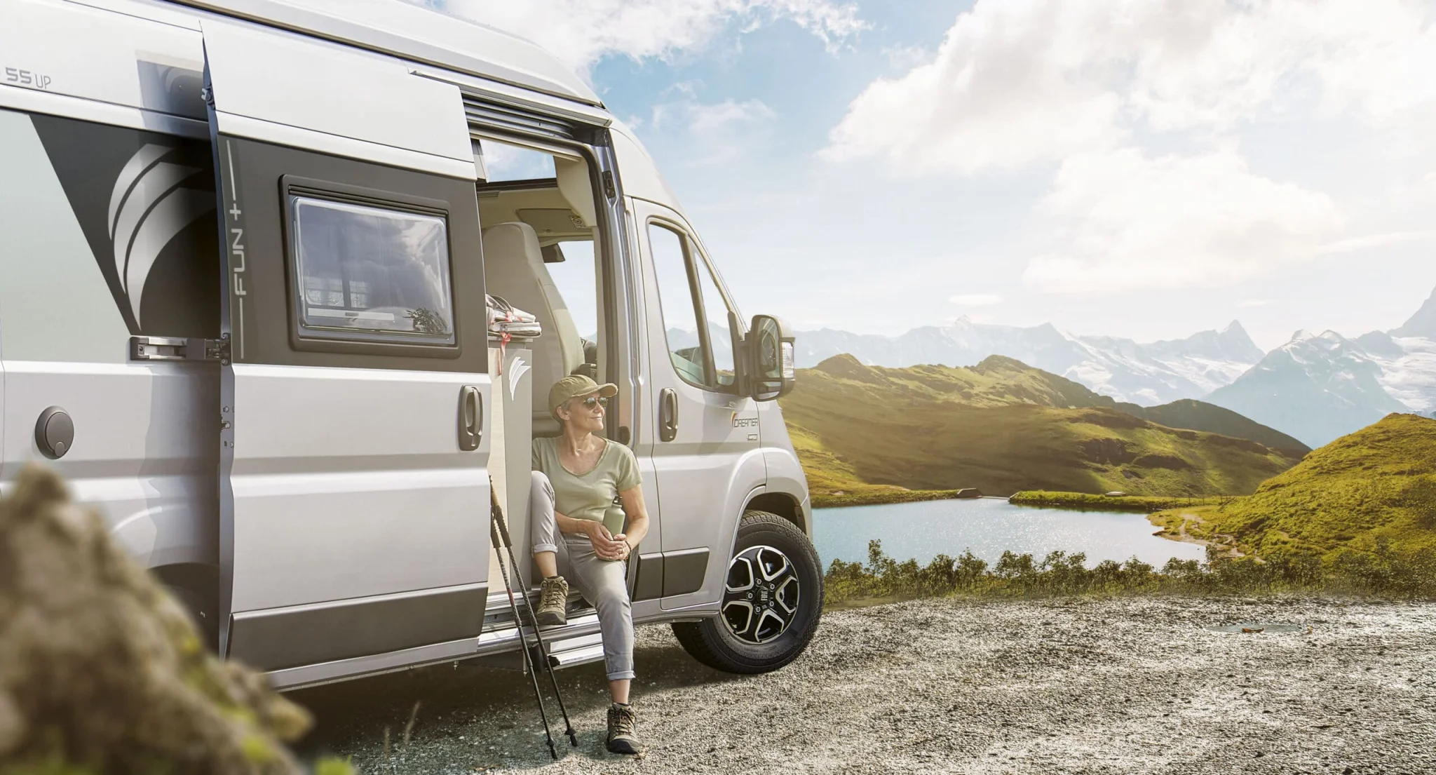 Kvinna som njuter av vanlife livet utanför en Dreamer Fun D55 med pop-up tak