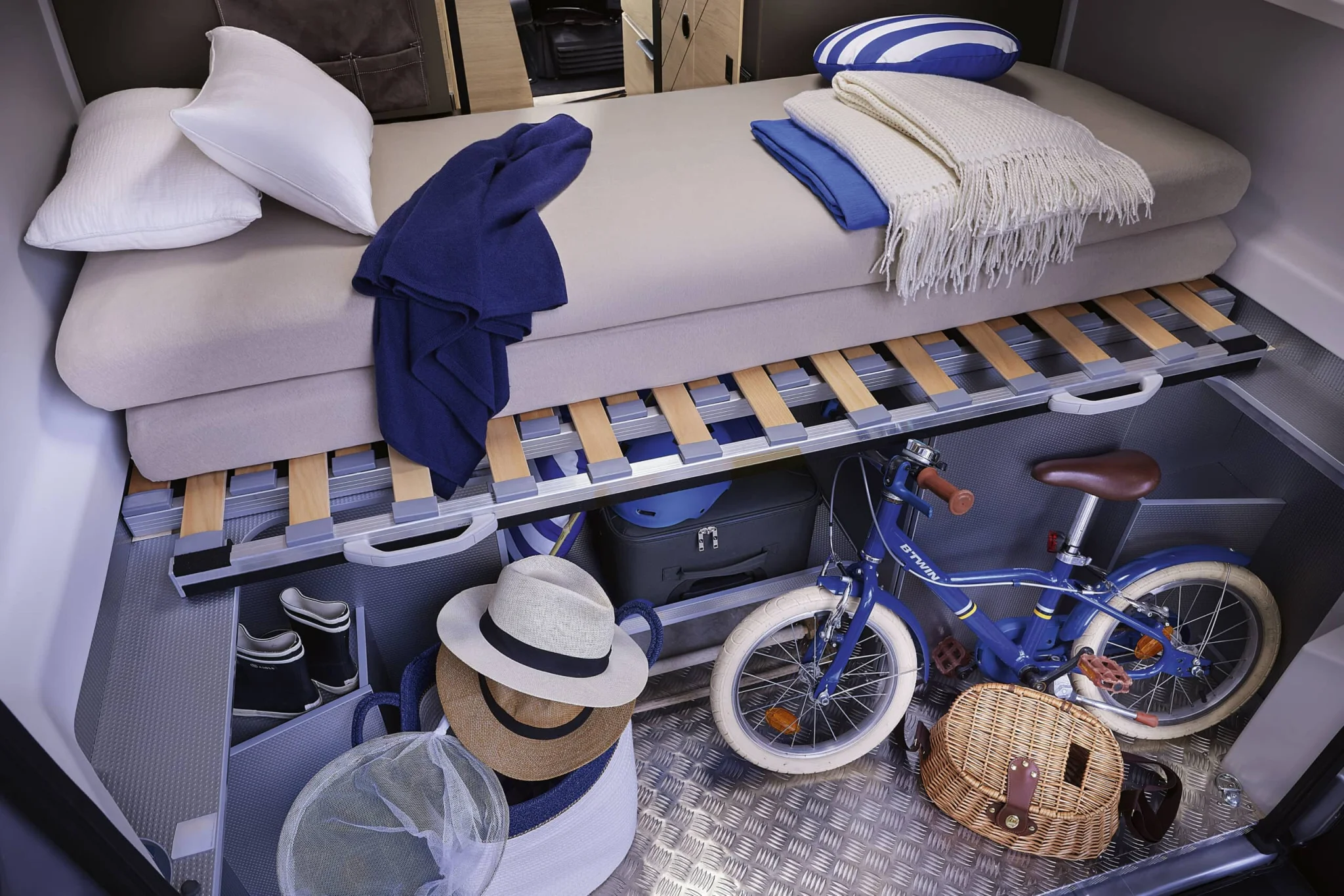 Bagage Dreamer van med tvärbädd, smart bäddlösning