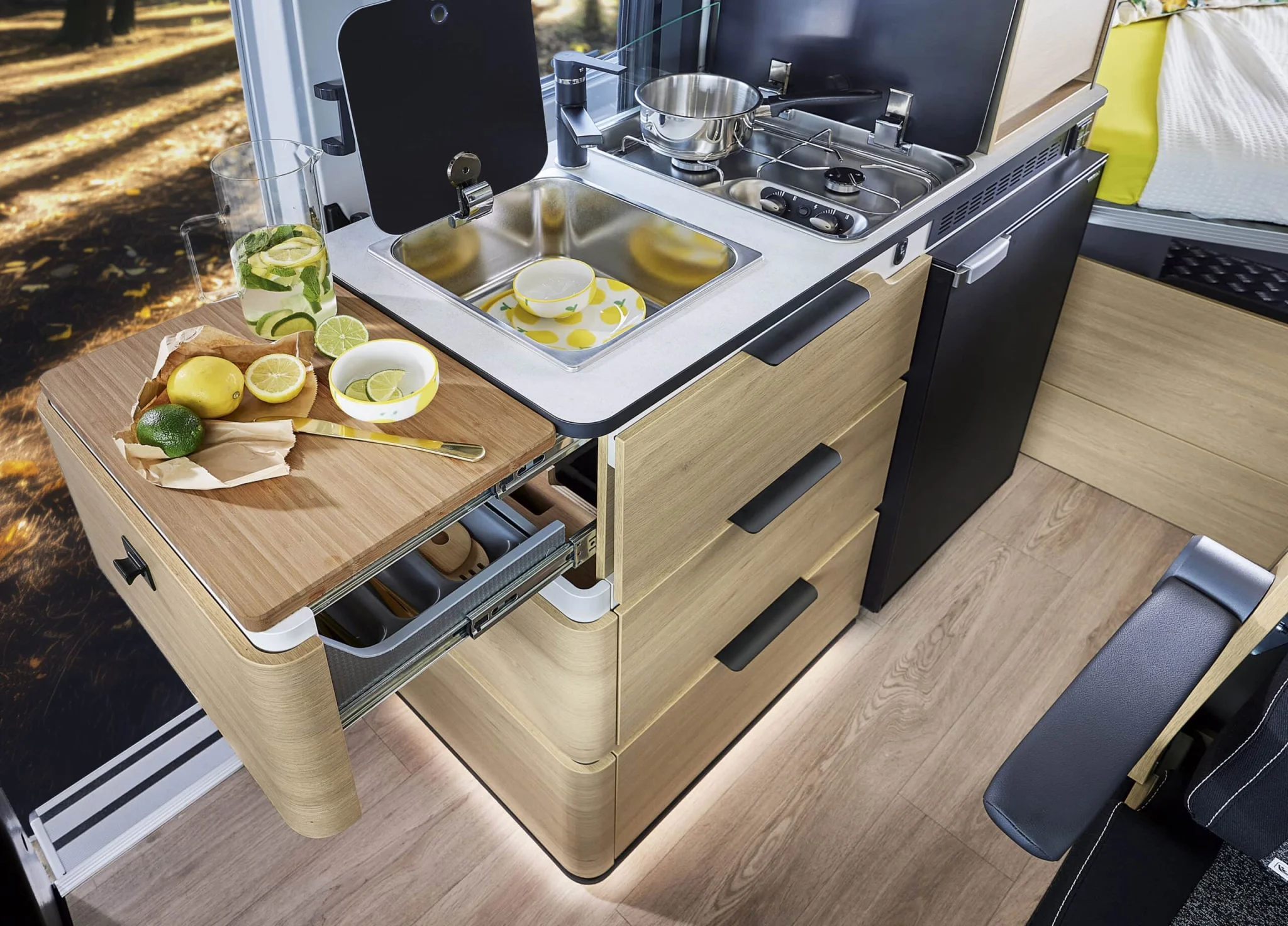 Köksmodul med smart förvaring i van Dreamer D43